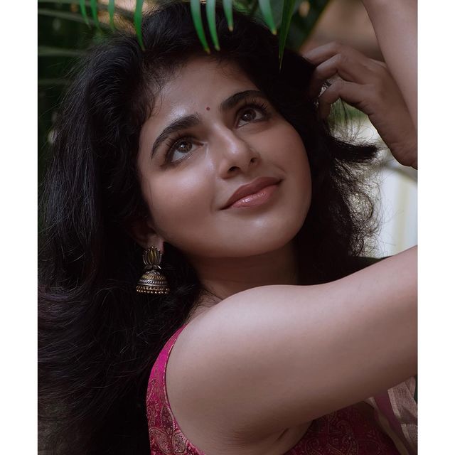 Iswarya-Menon-Tamil-Actress-Photos048