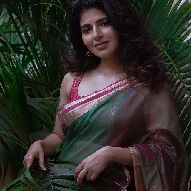 Iswarya-Menon-Tamil-Actress-Photos049