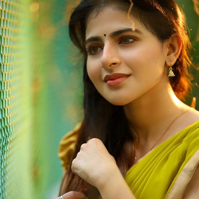Iswarya-Menon-Tamil-Actress-Photos058