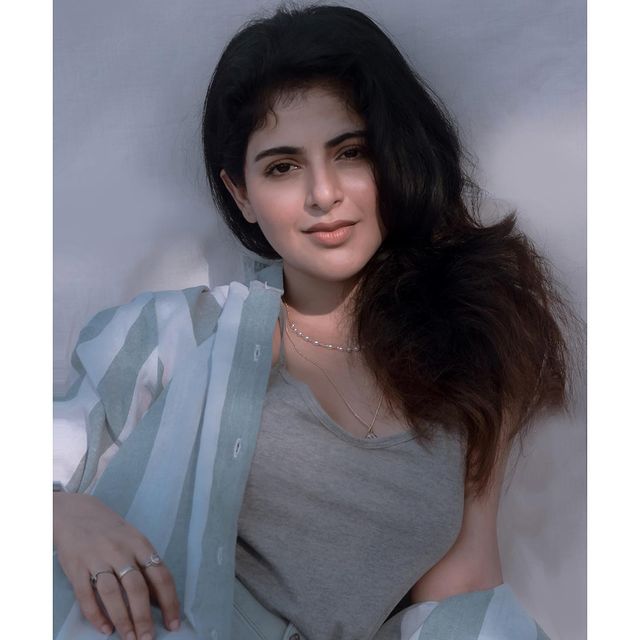 Iswarya-Menon-Tamil-Actress-Photos059