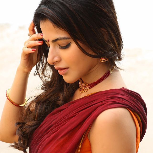 Iswarya-Menon-Tamil-Actress-Photos068
