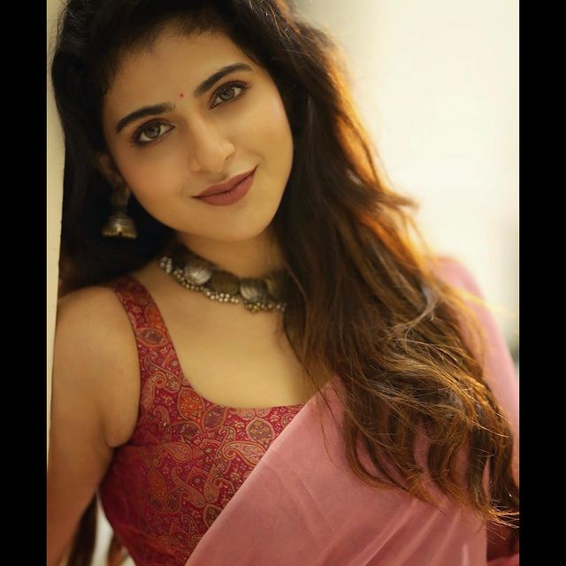 Iswarya-Menon-Tamil-Actress-Photos082