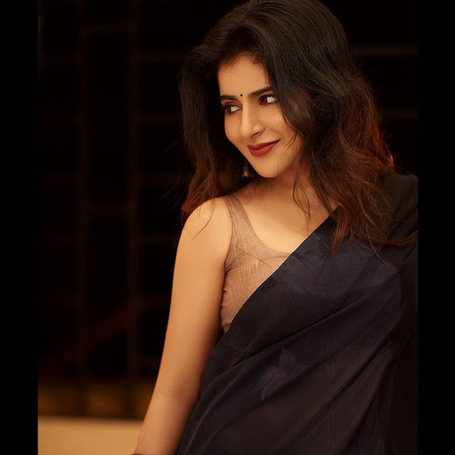 Iswarya-Menon-Tamil-Actress-Photos092
