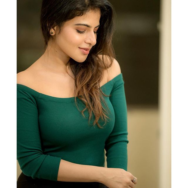Iswarya-Menon-Tamil-Actress-Photos093