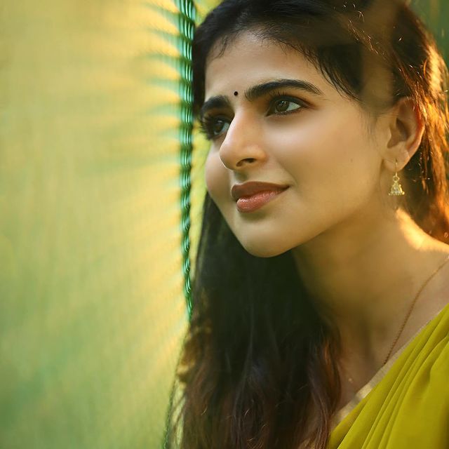 Iswarya-Menon-Tamil-Actress-Photos096