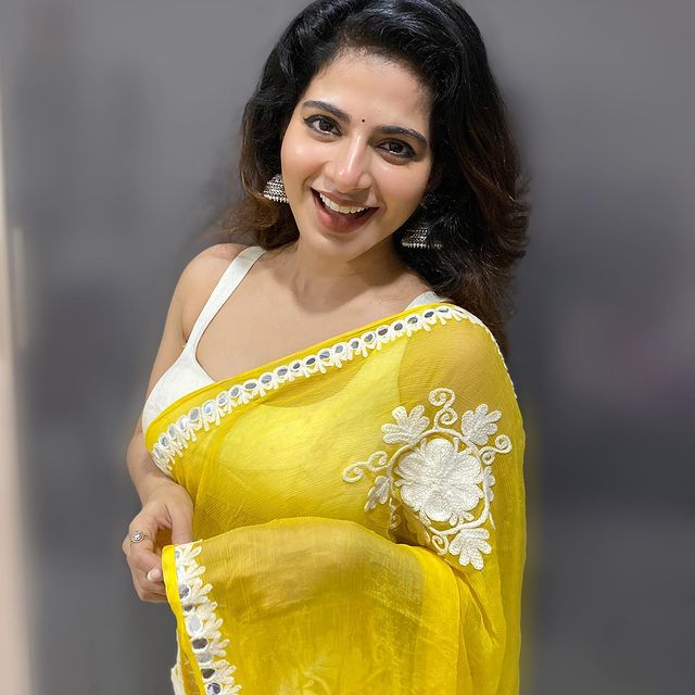 Iswarya-Menon-Tamil-Actress-Photos115