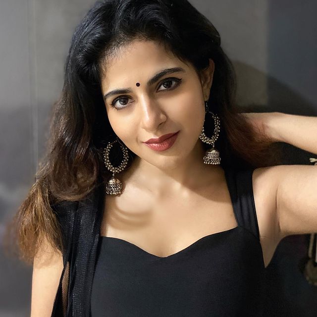 Iswarya-Menon-Tamil-Actress-Photos124