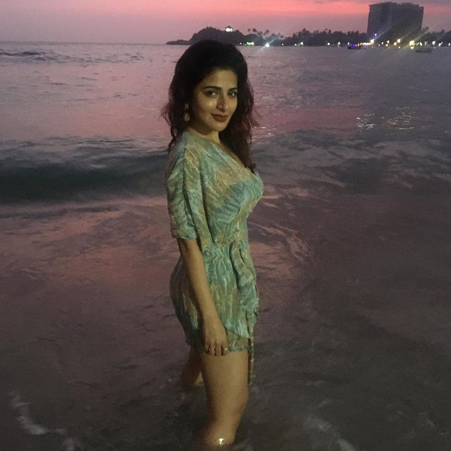 Iswarya-Menon-Tamil-Actress-Photos164