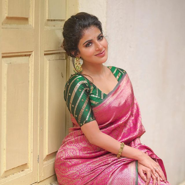 Iswarya-Menon-Tamil-Actress-Photos178