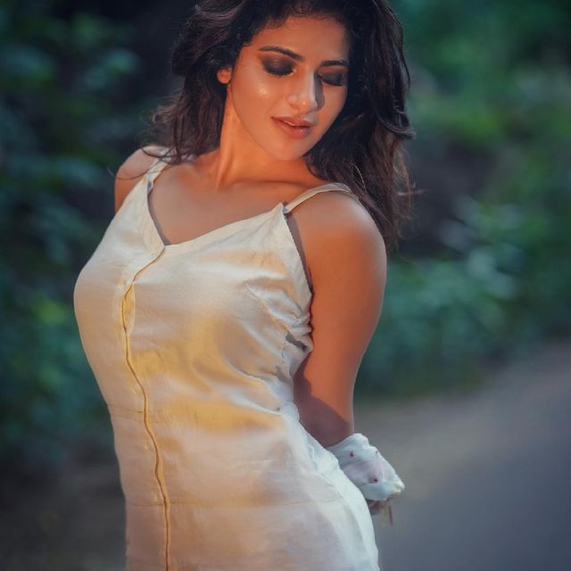 Iswarya-Menon-Tamil-Actress-Photos181