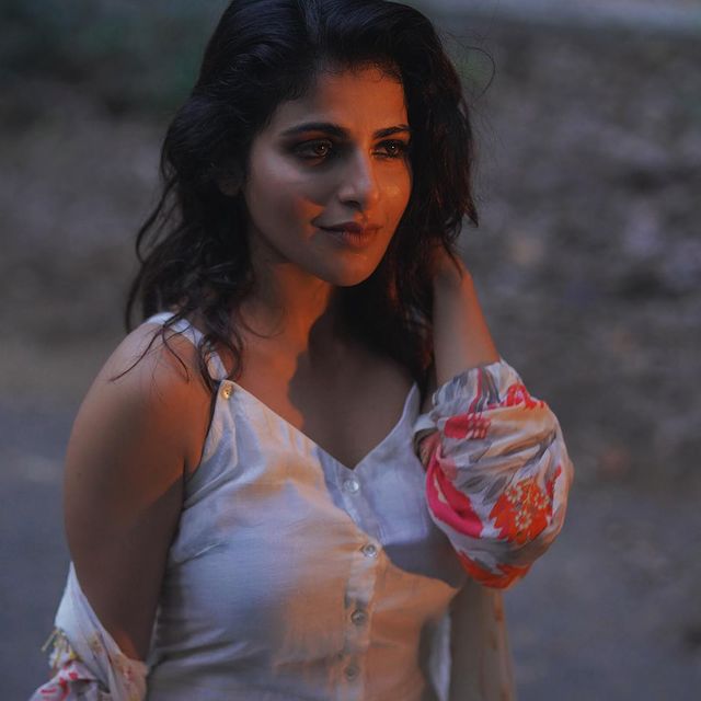 Iswarya-Menon-Tamil-Actress-Photos182