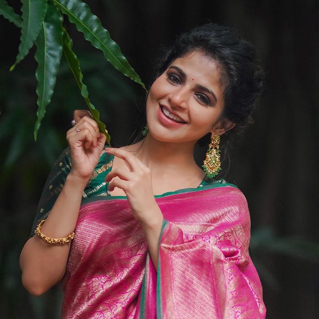 Iswarya-Menon-Tamil-Actress-Photos193