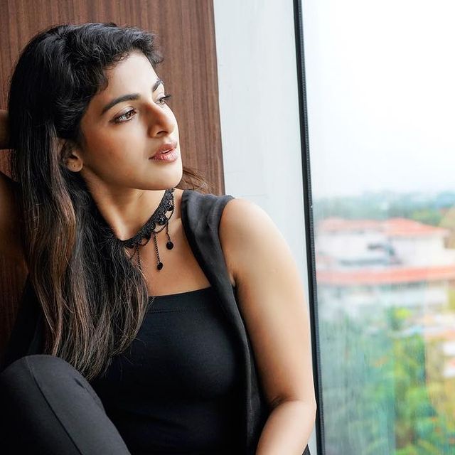 Iswarya-Menon-Tamil-Actress-Photos238
